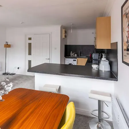 Bright 1 Bed Harbour-side With Sea Views