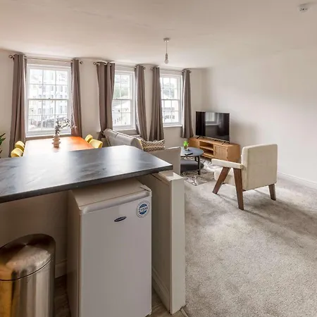 Bright 1 Bed Harbour-side With Sea Views Апартаменты